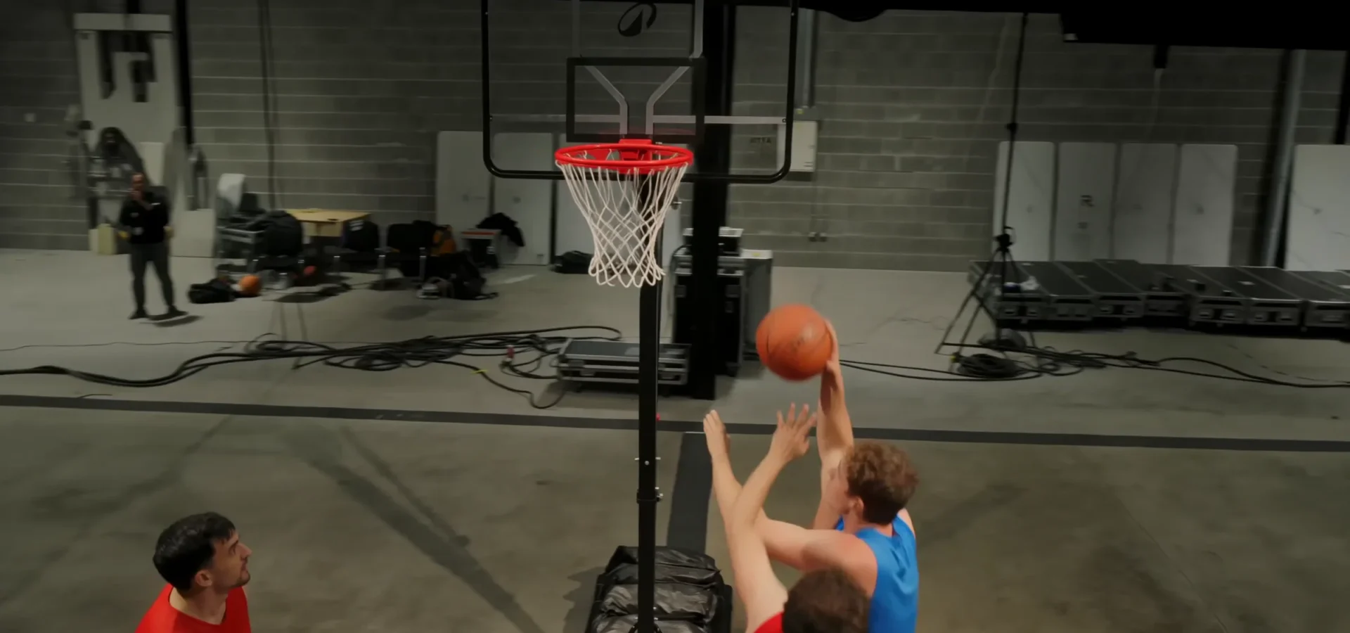 A shot going up under the hoop, from the 4DGS scene